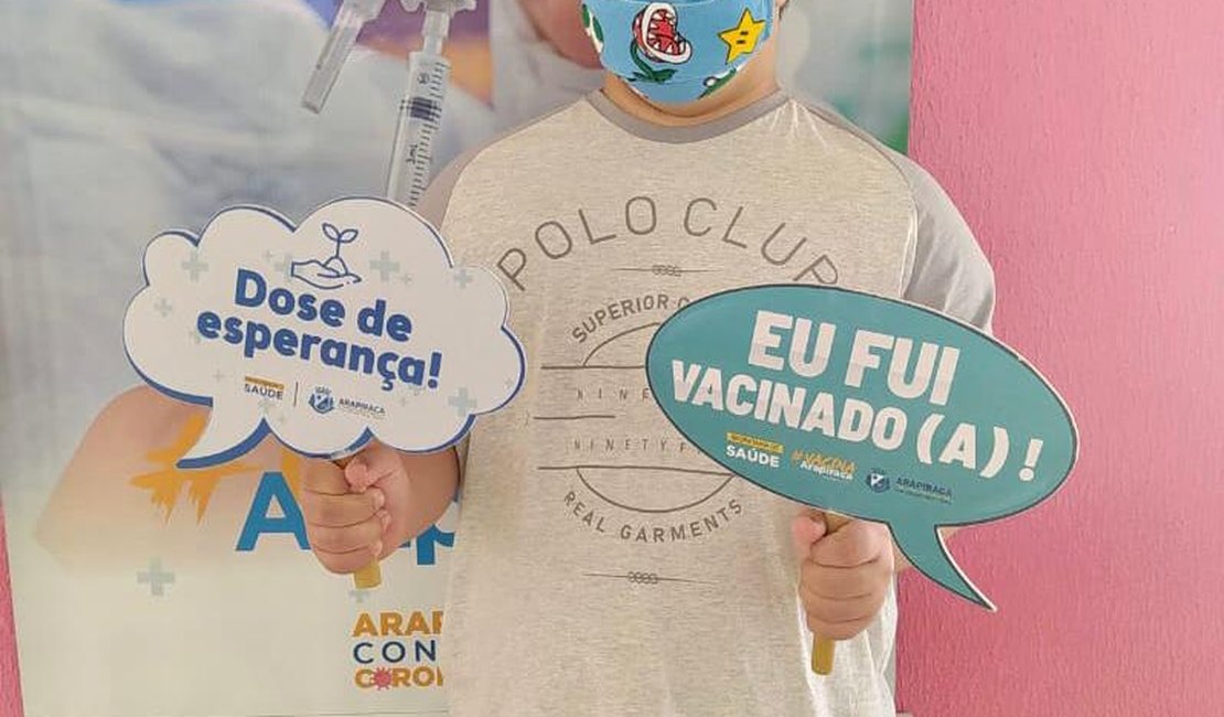Usuários, familiares e profissionais da Pestalozzi de Arapiraca comemoram vacinação