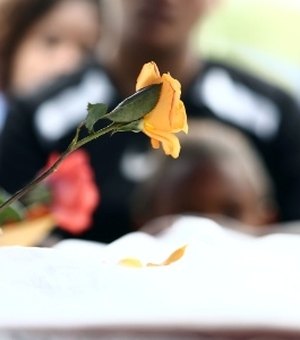 Famílias enterram jovens mortos na Cidade de Deus: 'choro da mãe do bandido é o mesmo'
