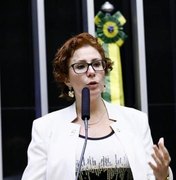 'Eu ponho minha mão no fogo pelo Bolsonaro', afirma Carla Zambelli