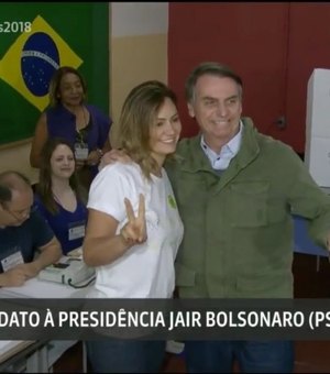 Sob forte esquema de segurança, Jair Bolsonaro vota no Rio