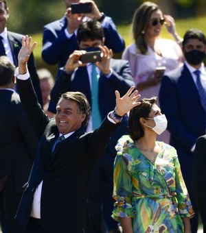 Sem máscara, Bolsonaro cumprimenta populares e participa de evento pelo 7 de setembro