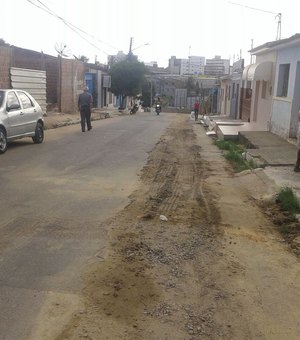 Prefeitura retira entulhos de ruas que já receberam esgotamento sanitário em Arapiraca
