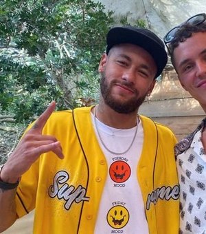Neymar Jr. surge ao lado de Aron Piper, astro de Elite, e agita a internet