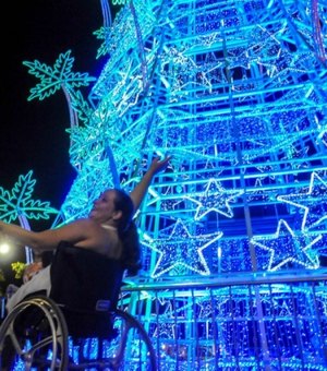 Árvore dançante ilumina o Natal na Praça Multieventos