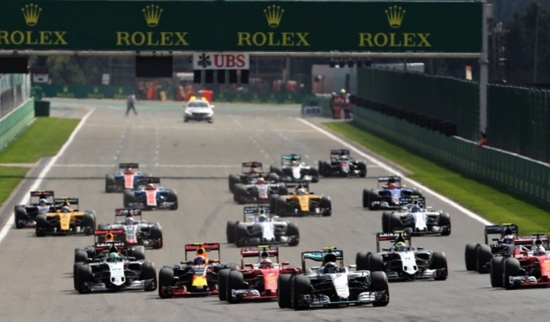 Em GP movimentado, Rosberg vence e Hamilton vai da última fila ao pódio