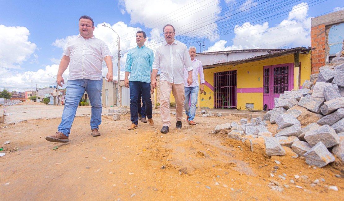 Prefeito Luciano Barbosa acompanha obras de pavimentação nos bairros Brasiliana, Santa Edwiges e Caititus
