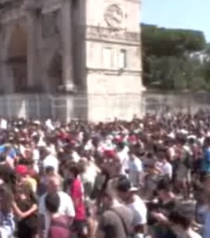 Centenas de pessoas lotam Coliseu em Roma para 'caçar' pokémons