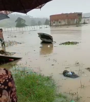 [Vídeo] Carro é ‘engolido’ por enchente em Porto Calvo
