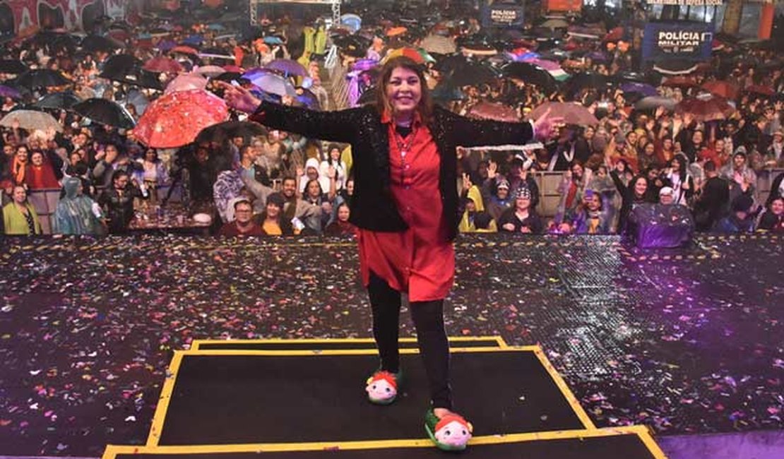 Roberta Miranda faz show de pantufa e guarda-chuva em Garanhuns 