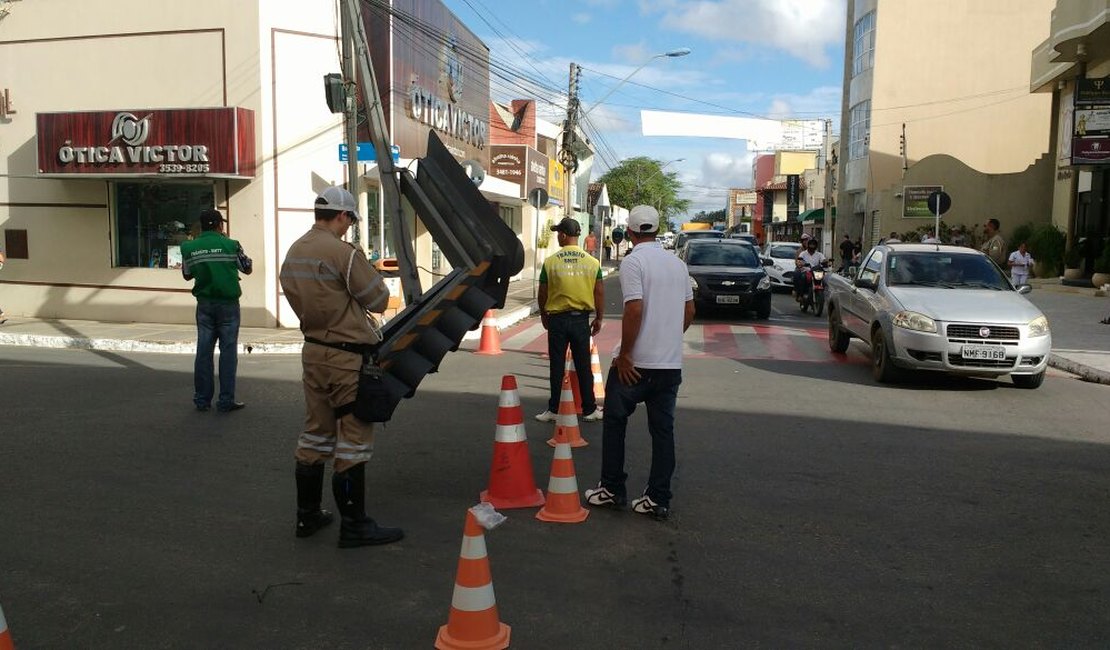 Semáforo com base enferrujada cai no meio da rua em cruzamento de Arapiraca