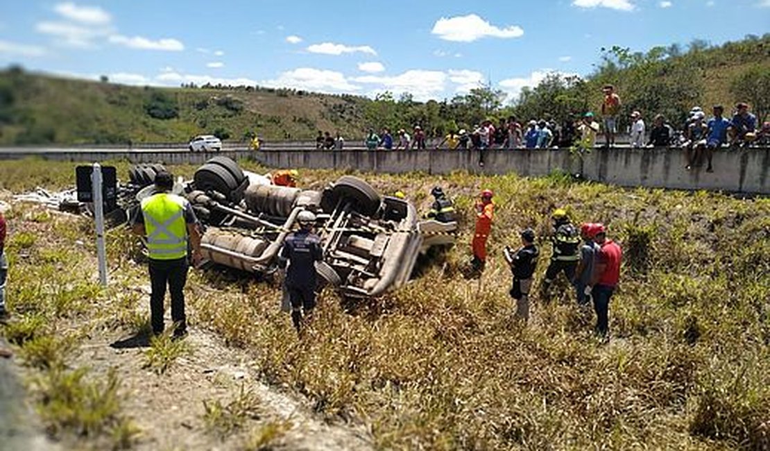 IML de Arapiraca registra corpo de caminhoneiro morto em acidente na BR 101
