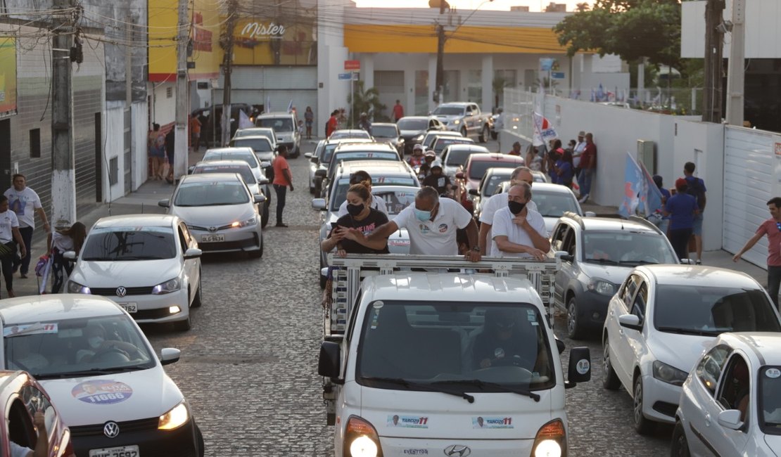 Tarcizo Freire, candidato a prefeito de Arapiraca, compartilha propostas durante carreata no bairro Brasília