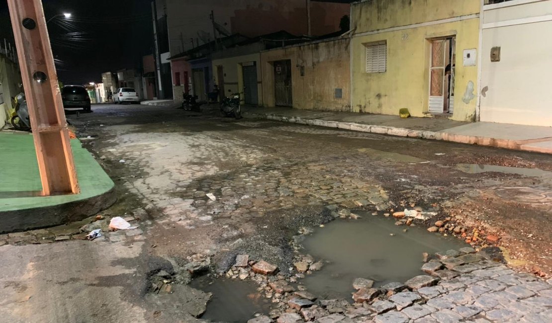 Desnível no asfalto e vazamentos constantes irritam moradores de ruas de Arapiraca
