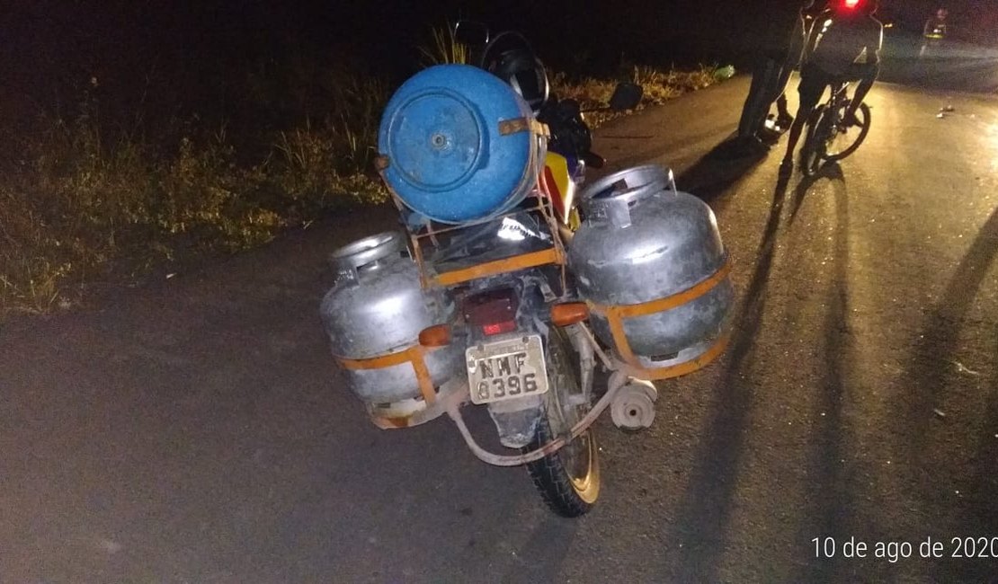 Motocicleta que transportava gás de cozinha colide em via interditada pelo DER