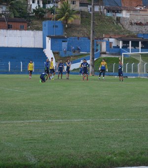 Yuri e Hugo Cabral treinam entre os titulares e devem reforçar o CSA contra o Vila Nova