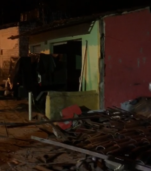 [Vídeos] Forte temporal provoca desabamento de teto e alagamento de casas e ruas em cidades do Sertão