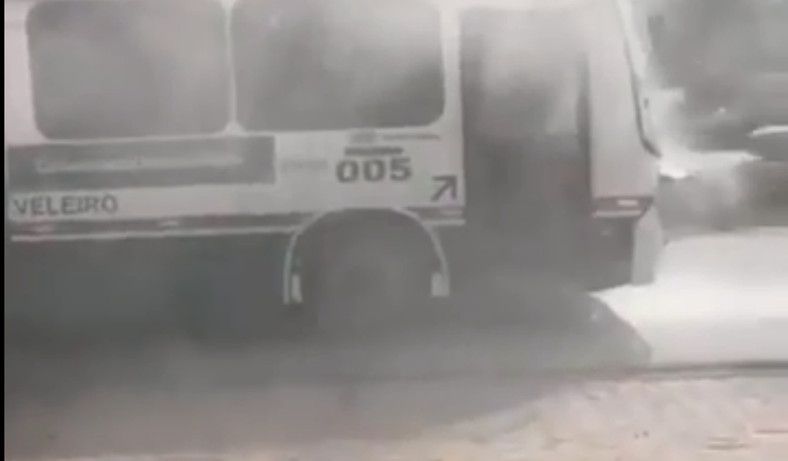 [Vídeo] Princípio de incêndio em ônibus da Veleiro é registrado em Maceió