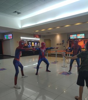Fãs vão ao cinema em Maceió vestidos de homem aranha na estreia de novo filme