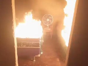 Mulher e cinco filhos fogem após ex-namorado incendiar casa e fazer ameaças de morte no Sertão