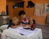 80% das mães brasileiras se sentem cansadas com a vida doméstica na pandemia. Entre pais, índice é 48%