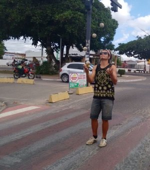 Malabaristas se apresentam nos semáforos de Arapiraca