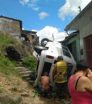 Kombi cai em ribanceira e por pouco não atinge casas em Joaquim Gomes