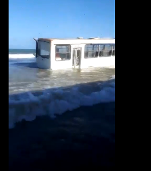[Vídeo] Maré sobe e quase “engole” ônibus na praia do Pontal do Peba, no Litoral Sul