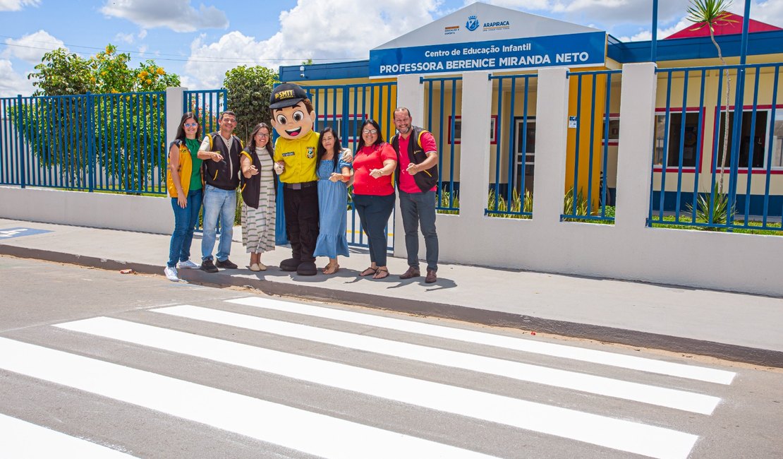 Ações da SMTT beneficiam comunidades escolares com pinturas de faixas de pedestres