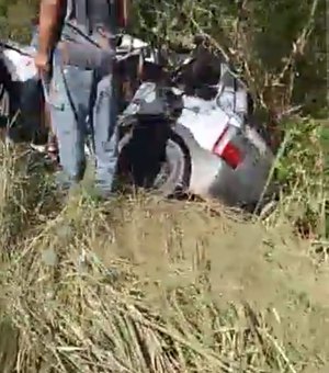 [Vídeo] Colisão entre carro e poste deixa homem gravemente ferido 