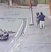 Homem é flagrado roubando mulher no Conjunto José Tenório, em Maceió