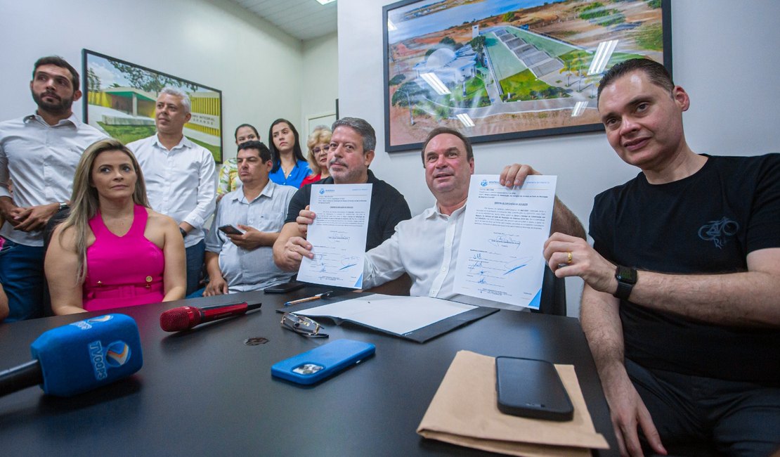 Arthur Lira e Luciano Barbosa assinam ordens de serviço para obras na cidade e na agricultura familiar