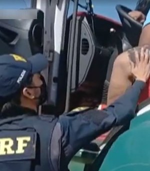 Motorista bêbado dorme ao volante de caminhão e custa a ser acordado por policial, diz PRF