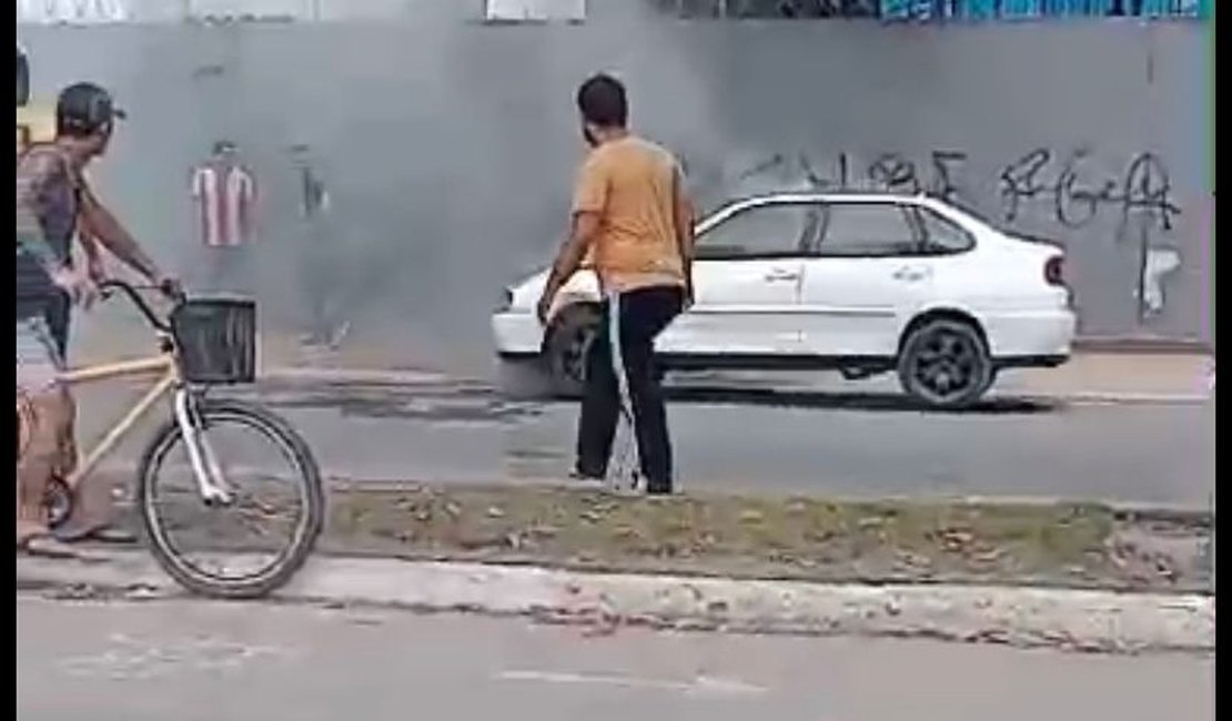 Carro pega fogo na Av. Benedito Bentes em Maceió