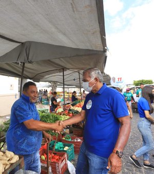 Tarcizo Freire, candidato a prefeito de Arapiraca, visita tradicional feira do bairro Brasília