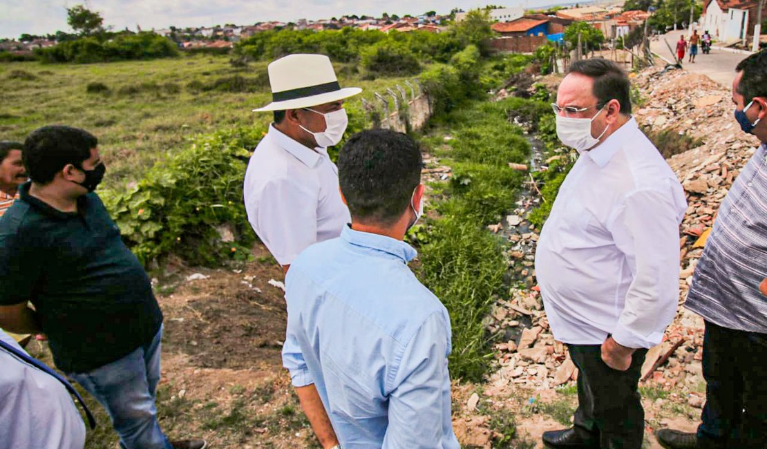 Luciano Barbosa vistoria obras no bairro Manoel Teles
