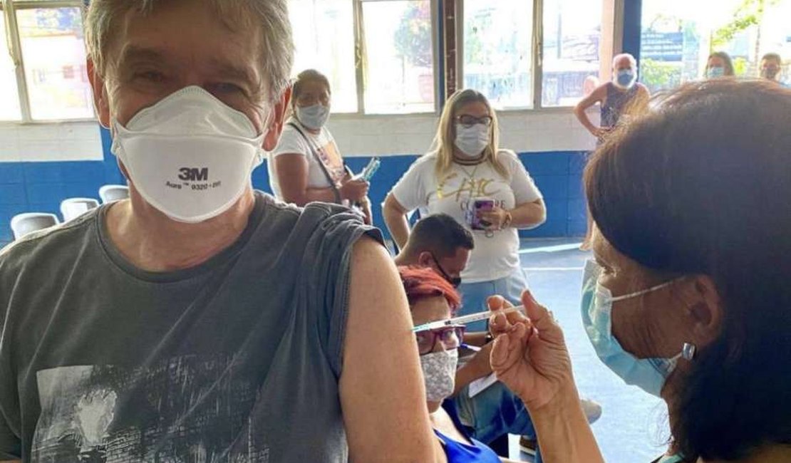 Serginho Groisman toma primeira dose da vacina contra covid-19: 'Um respiro de alívio'
