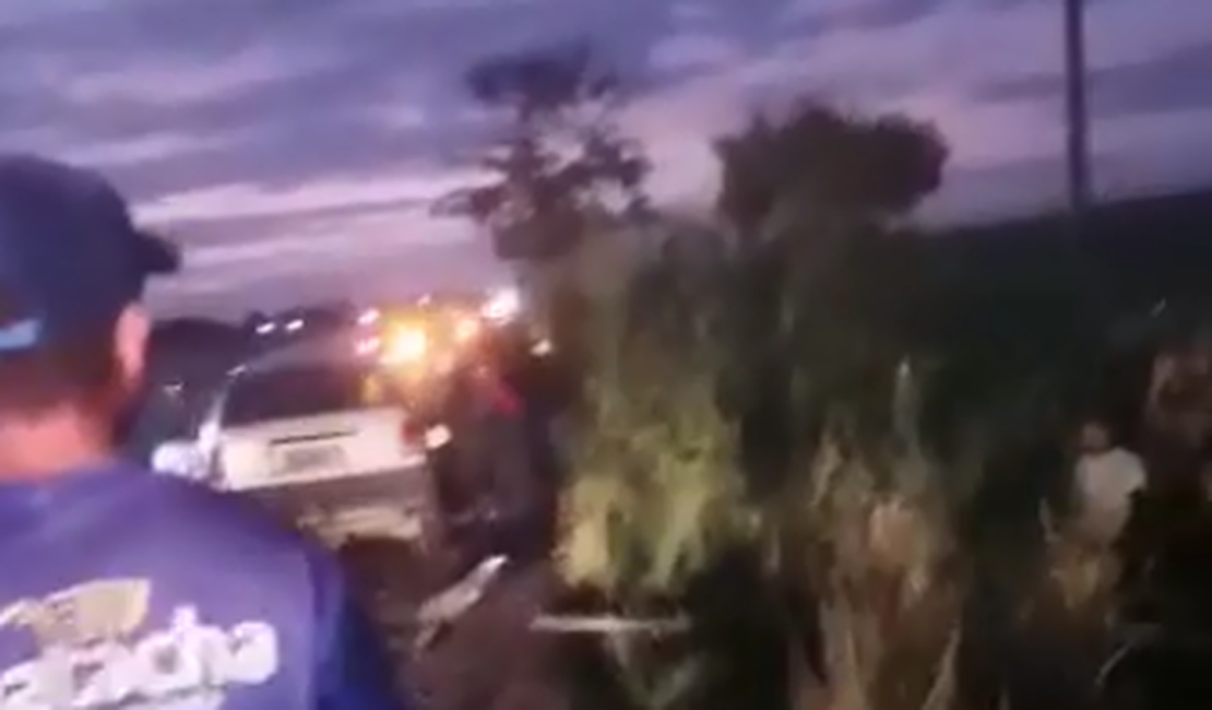 [Vídeo] Motorista morre após tentar realizar ultrapassagem e colidir contra carreta