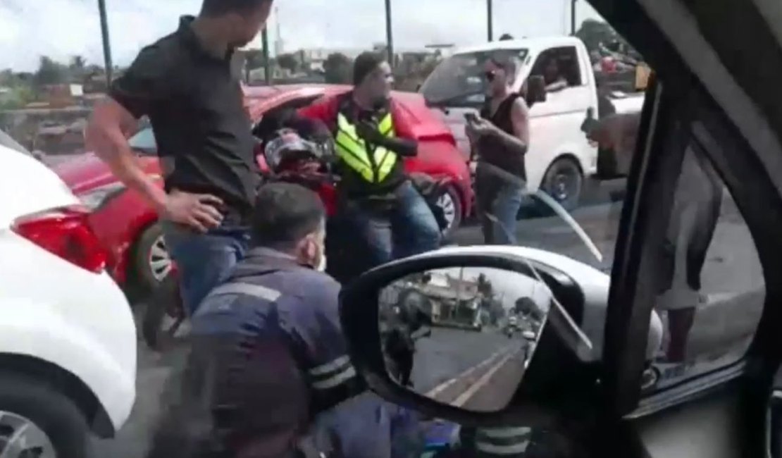Colisão entre carro e moto deixa homem ferido na Ponte do Reginaldo