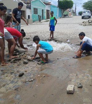 Moradores de Traipu sofrem com cano estourado no meio da rua 
