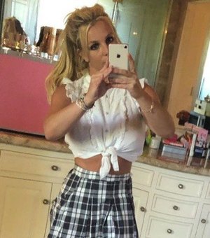 Britney Spears aparece com look inspirado em seu primeiro hit e fãs deliram 