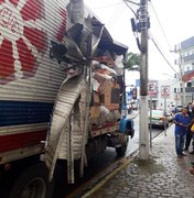 [Vídeo] Caminhão baú destrói ponto de táxi em Palmeira dos Índios