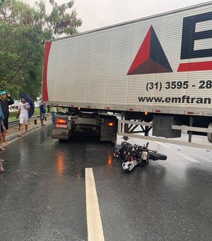 Caminhão e moto colidem na Av. Durval de Goes Monteiro