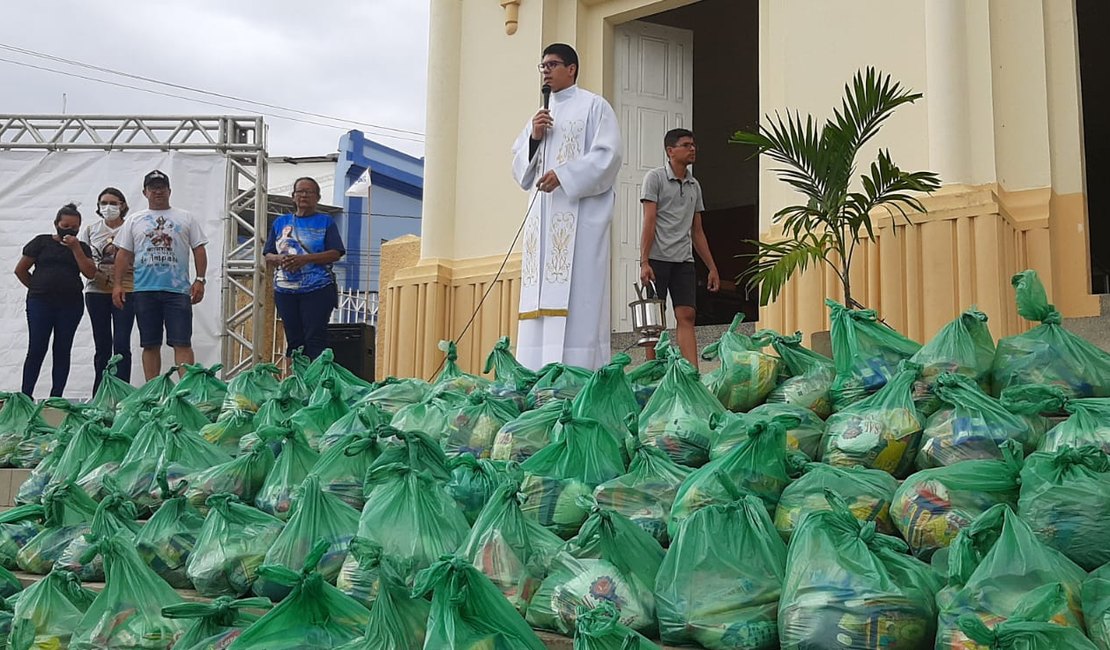 Campanha de Natal da Catedral Nossa Senhora do Amparo distribui 237 cestas de alimentos em Palmeira