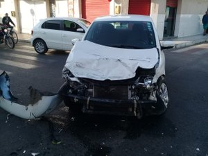 Caminhão e carro colidem no Centro de Arapiraca