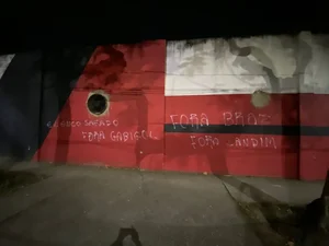 Muros da Gávea são pichados após vice do Flamengo na Copa do Brasil