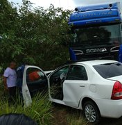 Acidente entre carro e caminhão deixa pessoa presa às ferragens, em Pilar