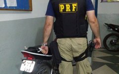 PRF apreende arma, recupera moto roubada e recolhe outras 36 com irregularidades