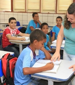 Com 12,9 milhões de analfabetos, Brasil não bate meta do PNE, diz IBGE