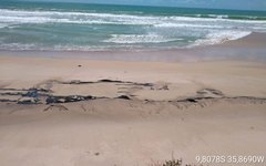 Manchas de óleo surgem na praia da Barra de São Miguel