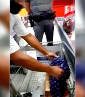Supermercado obriga casal negro a esvaziar bolsa para revista e encontra Bíblia